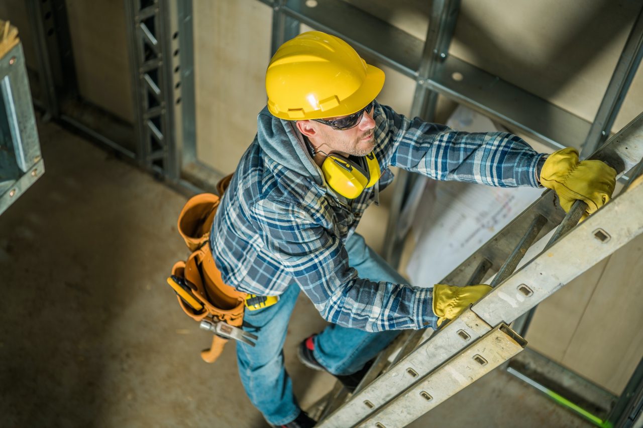 construction-worker-using-extension-ladder.jpg
